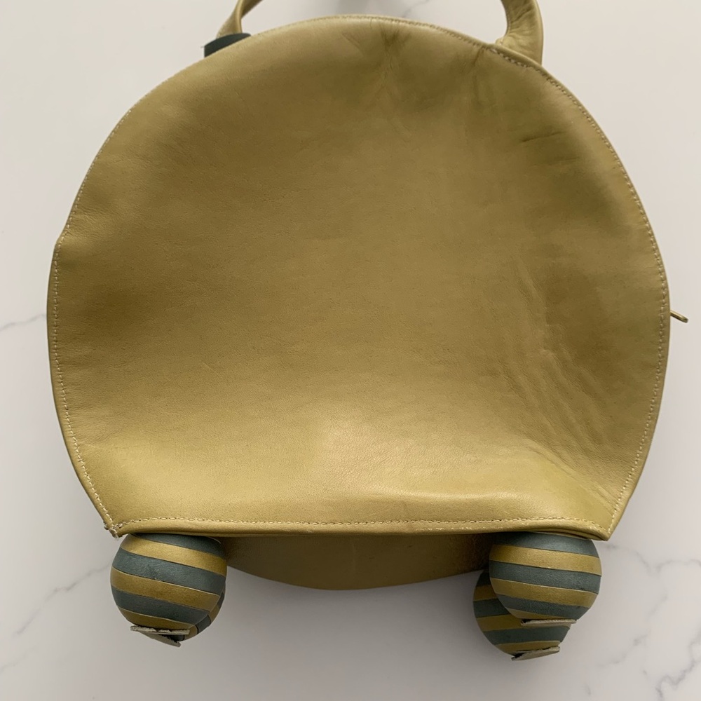 Vintage Carol Hearty Escargot Leather crossbody bag with intricate detail. - Picture 9 of 15